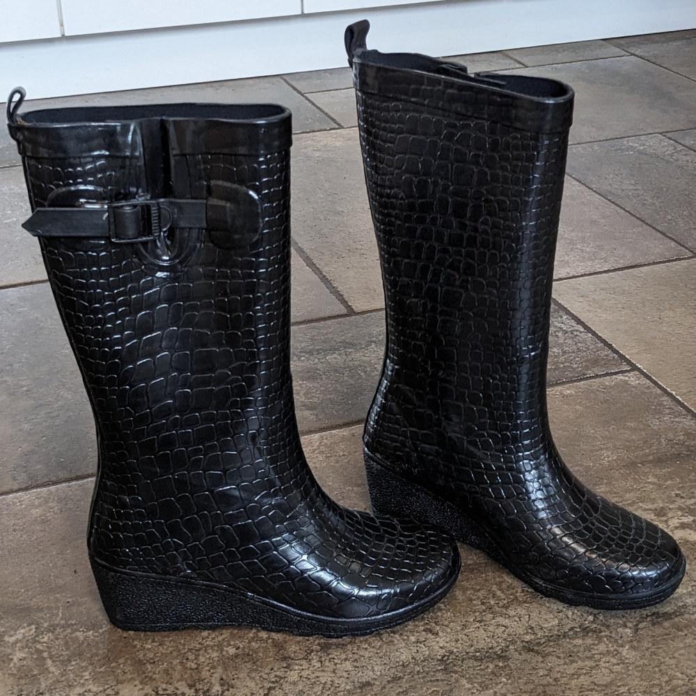 Faux Croc Embossed Wedge Heel Rain Boots Chic Feminine Classic Cute Size 7 Black